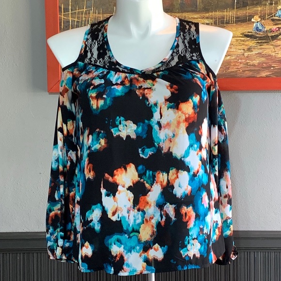 Decree Tops - Decree Cold Shoulder Top SZ - S